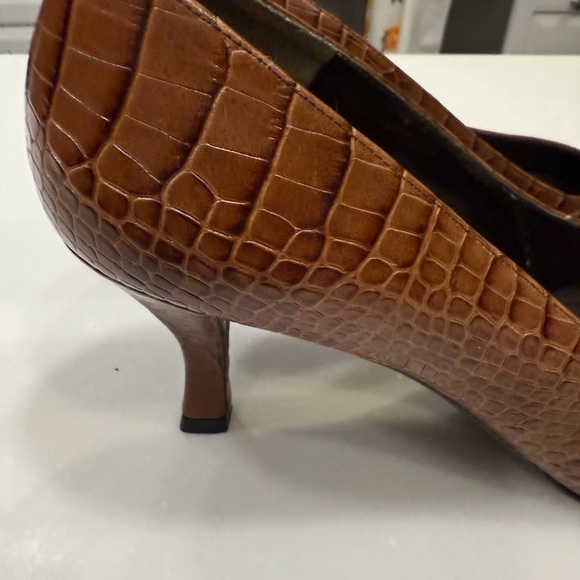 Stuart Weitzman Pumps Heels Sz 7.5 Leather Croc Embossed Brown EUC - Picture 4 of 9